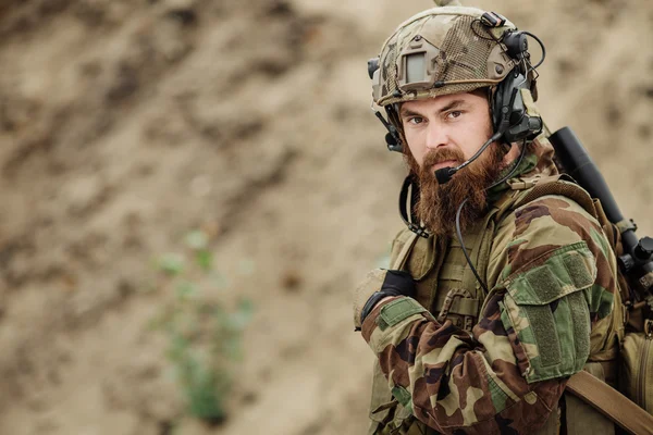 Retrato de la ranger de las fuerzas especiales en el campo de batalla — Foto de Stock