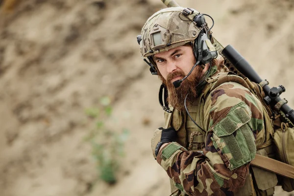 Retrato de la ranger de las fuerzas especiales en el campo de batalla — Foto de Stock