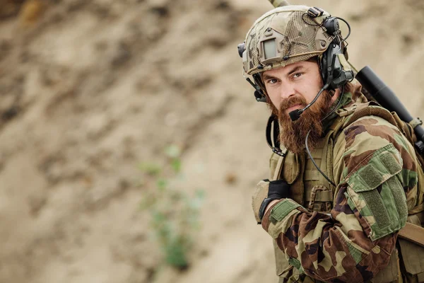 Retrato de la ranger de las fuerzas especiales en el campo de batalla — Foto de Stock