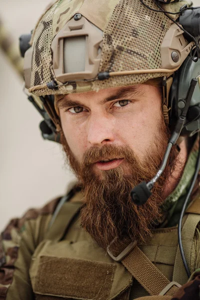 Retrato de la ranger de las fuerzas especiales en el campo de batalla — Foto de Stock