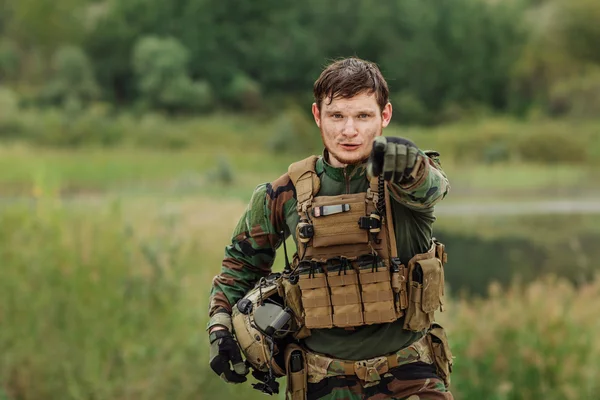 Ranger auf weißem Hintergrund zeigt auf dich — Stockfoto