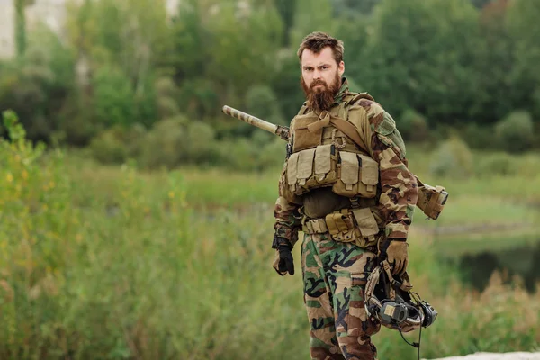 Портрет рейнджера спецназа на поле боя — стоковое фото