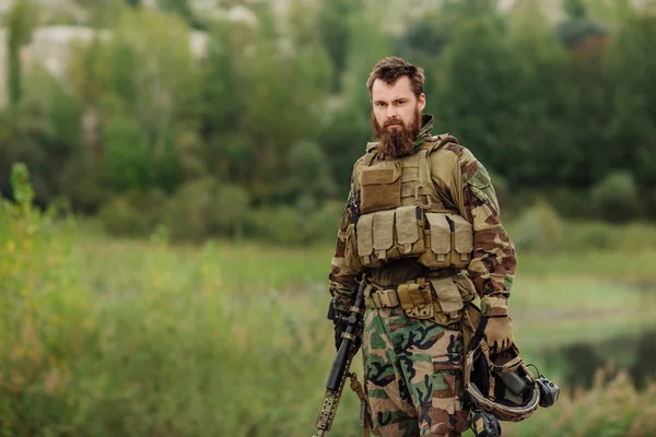 Retrato de la ranger de las fuerzas especiales en el campo de batalla — Foto de Stock