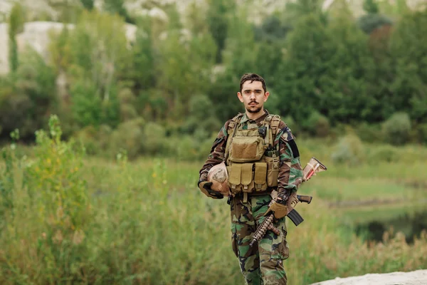 Portrait du garde forestier des forces spéciales sur le champ de bataille — Photo