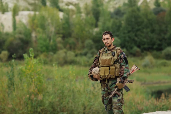 Portrait du garde forestier des forces spéciales sur le champ de bataille — Photo