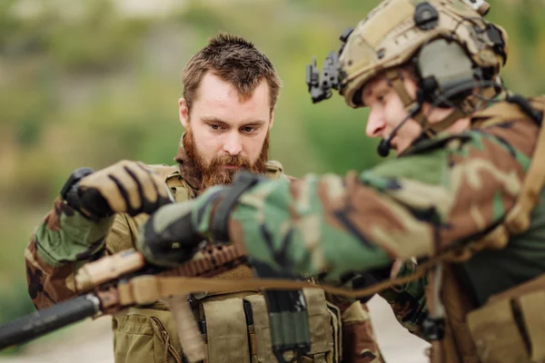 Us Instrutor com soldado apontando rifle no alcance de disparo — Fotografia de Stock