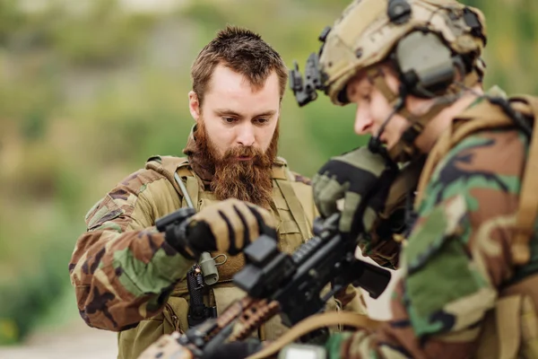 Us Instrutor com soldado apontando rifle no alcance de disparo — Fotografia de Stock