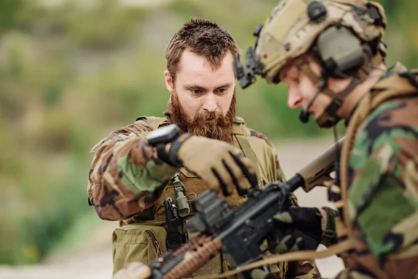 Us Instrutor com soldado apontando rifle no alcance de disparo — Fotografia de Stock