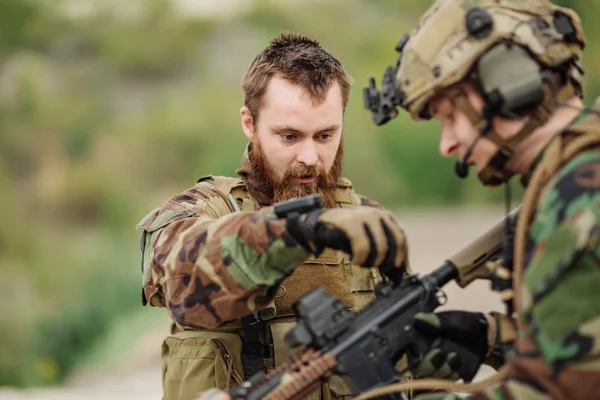 Us Instrutor com soldado apontando rifle no alcance de disparo — Fotografia de Stock