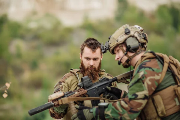 Us Instrutor com soldado apontando rifle no alcance de disparo — Fotografia de Stock