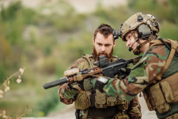 Us Instrutor com soldado apontando rifle no alcance de disparo — Fotografia de Stock