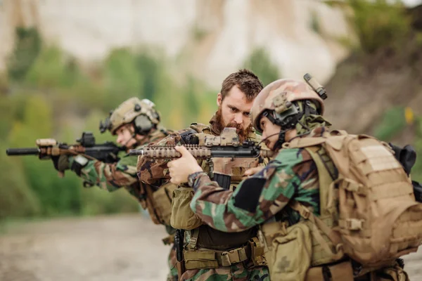 Us Instruktur dengan tentara membidik senapan pada jarak tembak — Stok Foto