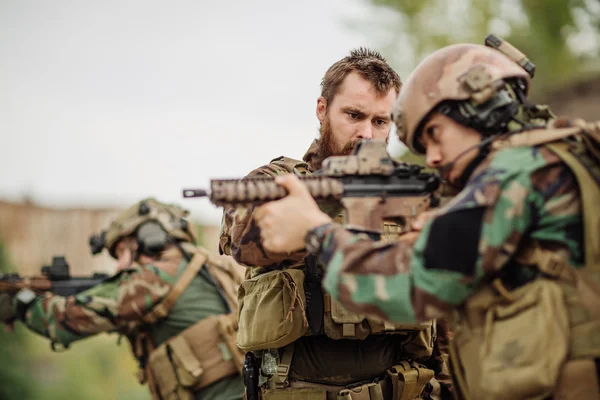 Us Instrutor com soldado apontando rifle no alcance de disparo — Fotografia de Stock