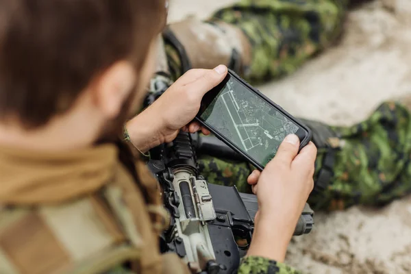 Comandante de los Rangers abre la ruta en un GPS electrónica — Foto de Stock