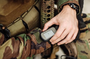 GPS elinde tutan ranger ve coordi konumunu belirler