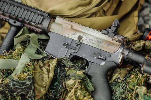 Conjunto de equipamentos militares no fundo ao ar livre — Fotografia de Stock