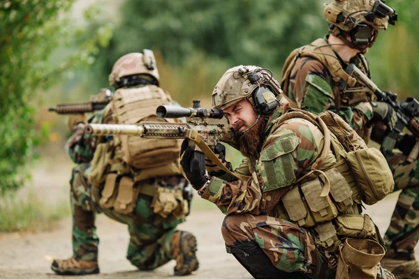 Rangers team kjemper på territoriet som er okkupert av fienden – stockfoto