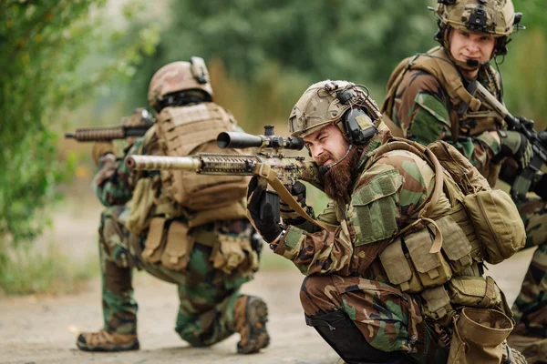 Ranger-Team kämpft auf dem vom Feind besetzten Territorium — Stockfoto