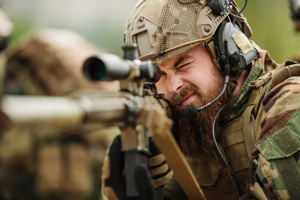 Rangers team is vechten op het grondgebied bezet door de vijand — Stockfoto