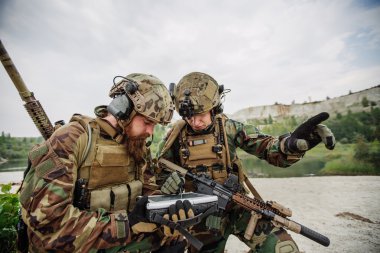 askerlerin komutanı bir elektronik tablo üzerinde yol açıyor