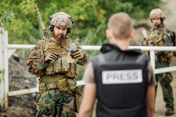 Rangers with weapon captured journalist hostage — Stock Photo, Image