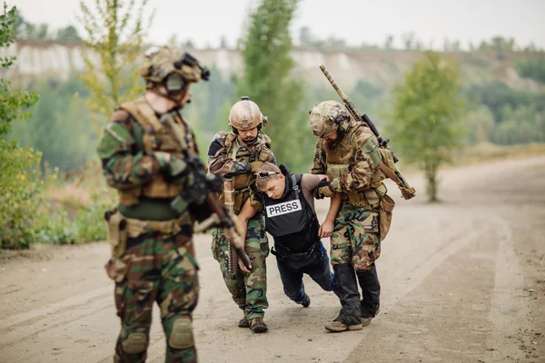 Rangers com arma capturada jornalista refém — Fotografia de Stock