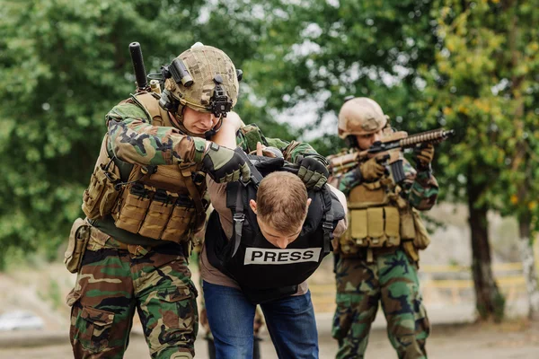 Rangers com arma capturada jornalista refém — Fotografia de Stock