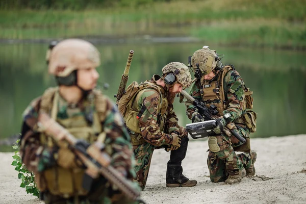 Des rangers de l'armée américaine ont capturé un scientifique avec un masque de protection et des vêtements de protection pendant l'opération militaire — Photo