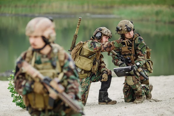Rangers del Ejército de los Estados Unidos capturaron a un científico con máscara protectora y ropa protectora durante la operación militar —  Fotos de Stock