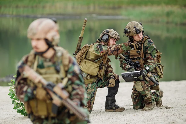 U.S. Army rangers captured a scientist with protective mask and protective clothes  during the military operation — Stock Photo, Image