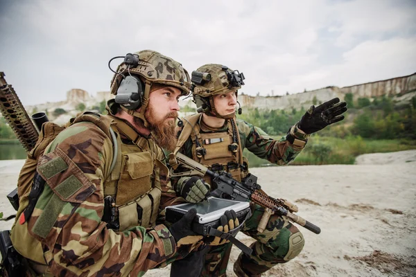 Commandant van de soldaten effent de route op een elektronische tafel — Stockfoto