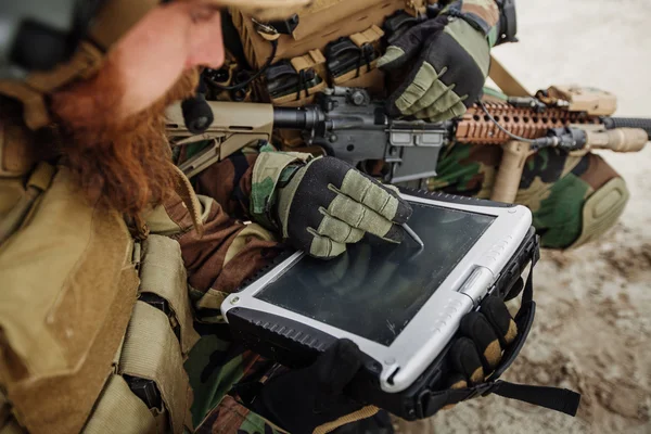 Командир солдат прокладає маршрут на електронному столі — стокове фото