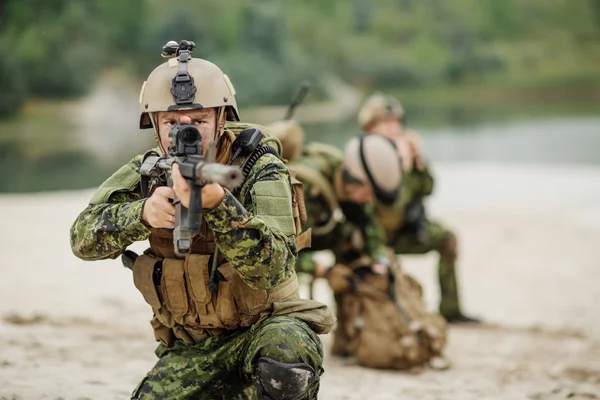 Soldados do exército canadense durante a operação militar — Fotografia de Stock