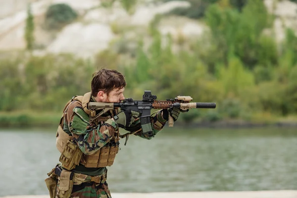 Guardaparques para apuntar y disparar a un objetivo con armas automáticas — Foto de Stock