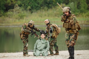 Ordu rangers koruyucu maske ve prote olan bir bilim adamı esir