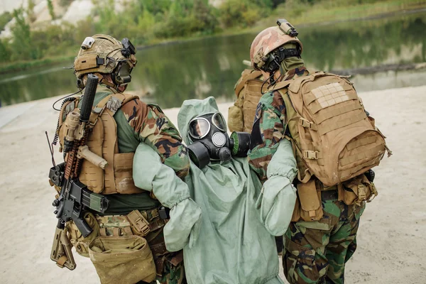 I ranger dell'esercito catturarono uno scienziato con maschera protettiva e prote — Foto Stock