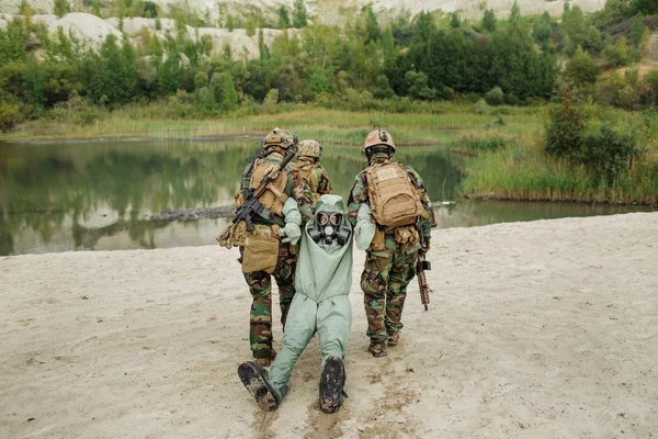 Des rangers de l'armée ont capturé un scientifique avec un masque de protection et un prote — Photo