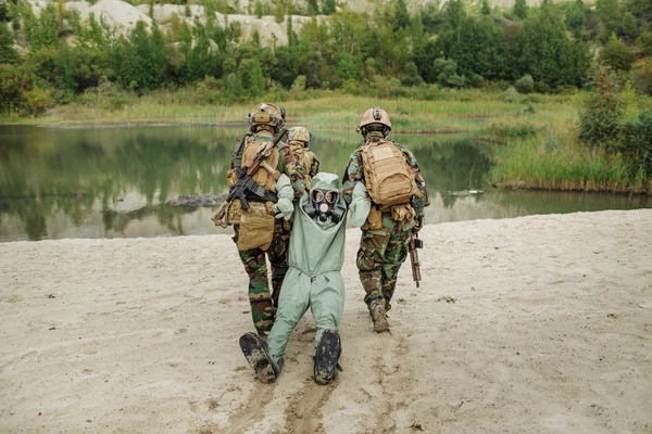 Des rangers de l'armée ont capturé un scientifique avec un masque de protection et un prote — Photo