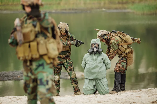 I ranger dell'esercito catturarono uno scienziato con maschera protettiva e prote — Foto Stock