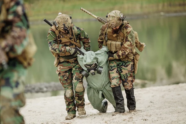 Guardas do Exército capturaram um cientista com máscara protetora e prote — Fotografia de Stock