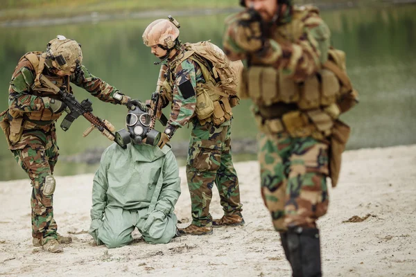 Guardas do Exército capturaram um cientista com máscara protetora e prote — Fotografia de Stock