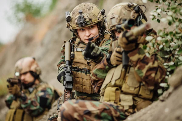 Amerikai hadsereg katonáinak a katonai művelet során — Stock Fotó