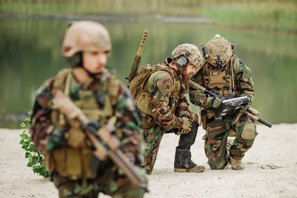 Soldados del ejército estadounidense durante la operación militar — Foto de Stock