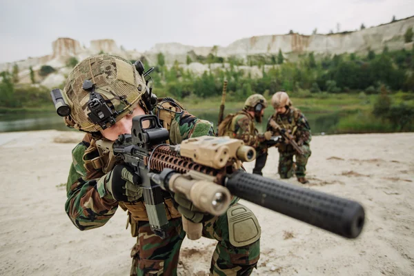 軍事作戦中に米陸軍兵士 — ストック写真