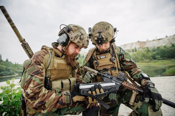 Commandant des soldats ouvre la route sur une table électronique — Photo