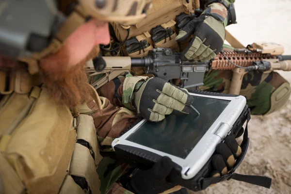 Comandante de los soldados pavimenta la ruta en una mesa electrónica — Foto de Stock