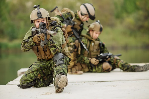 加拿大军队士兵在军事行动中 — 图库照片