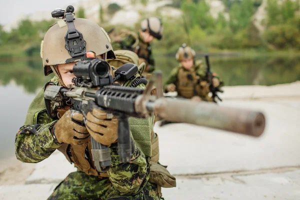Kanada ordusu askerlerinin askeri operasyon sırasında — Stok fotoğraf