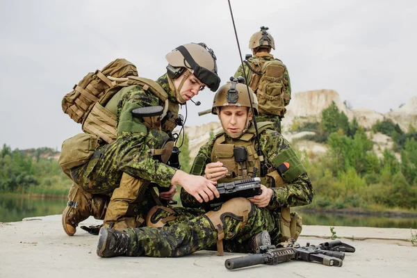 Soldados del Ejército Canadiense durante la operación militar — Foto de Stock