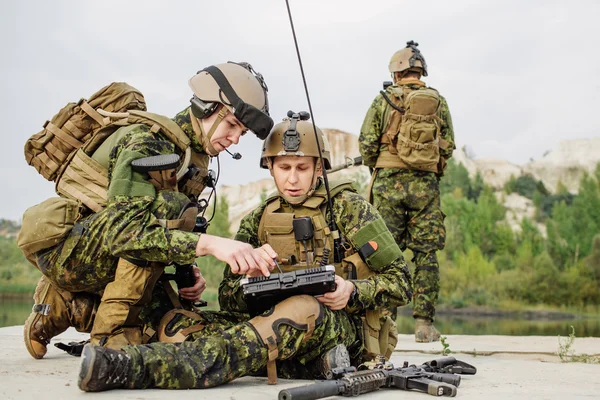 Soldados del Ejército Canadiense durante la operación militar — Foto de Stock